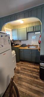"Hunters Hideout A Rustic Cottage for Adventure & Relaxation" - 3
