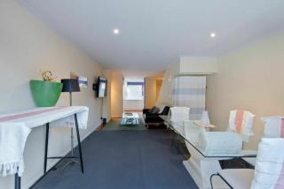Peace and Love 2 Bedroom Townhouse West Melbourne - 9