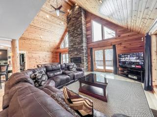 Huge Quiet Hot Tub Theatre Room - 0