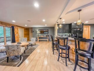 Huge Quiet Hot Tub Theatre Room - 4
