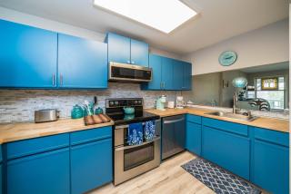 Cozy Renovated Condo - Walk to Town & Beach! - 0