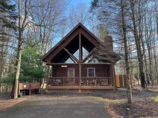 Escape to Heavenly Hideaway: a pet-friendly gem with hot tub - 0