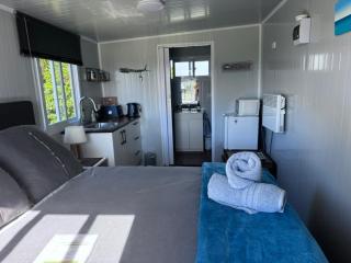 Raglan Seaview Cabin - 9