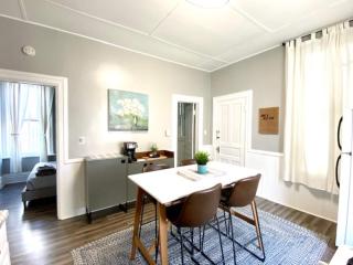 Lakeview 3BR Walk to Wrigley, Lake, Dining & Train - 2
