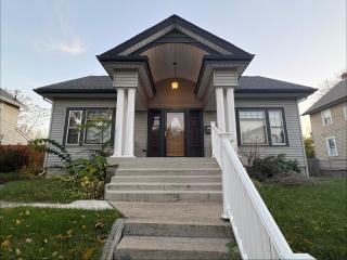 Spacious, Family Friendly 4BR, 5Qn Beds with Garage in Columbus - 0