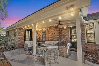 Large Family-Friendly Home w Spa Near Beach & City - 4