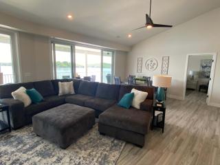 Lakeview Luxe Penthouse - 3