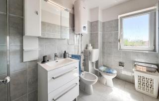 Stunning Apartment In Pinezici - 5