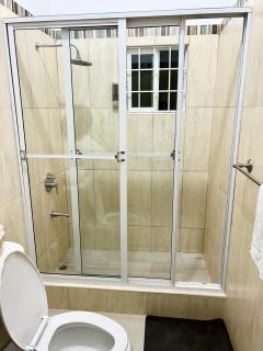 Modern 2BR Apt with Pool Prime Kingston Location - 1