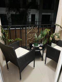 Modern 2BR Apt with Pool Prime Kingston Location - 8