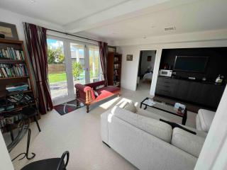 Luxury Flat Grey Lynn, close city with car pad - 3