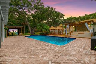 9BR Htd Pool • Hot Tub • Outdoor Cinema • Games - 5