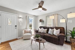 4 Bedroom Bungalow in the - Heart of Metro Detroit - 4