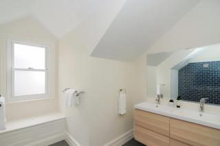 This Is It - stylish 4-bedroom Vincentia retreat - Vincentia - 3