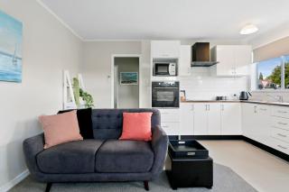 Walking Distance to the Lake - Stylish Cottage - 0