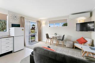 Walking Distance to the Lake - Stylish Cottage - 8