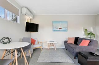 Walking Distance to the Lake - Stylish Cottage - 7