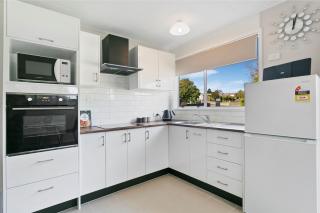 Walking Distance to the Lake - Stylish Cottage - 3
