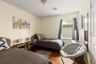 Newark Gem 6BR, 5BA - Sleeps 24 - Walk to Prudential Center and Newark Penn Station, Near EWR and American Dream Mall, includes Parking - WiFi - Laundry - Backyard - Gym - 5