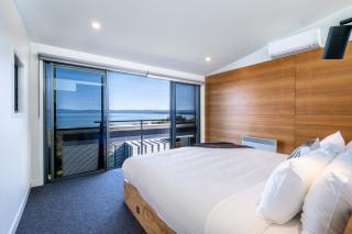 Footprints 1 - Elevated Coastal Luxury with Endless Bay Views - 8
