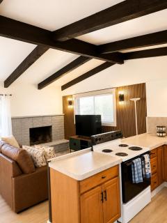 Little Butte Creek House - Modern Rustic Retreat - 8
