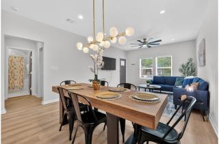 Lovely and Stylish Modern Home Near Downtown - 4