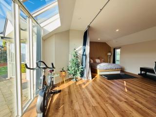 Modern, Spacious Suite in Christchurch,Close to the Airport and Avonhead Mall, Private Access, Private Office and Fitness Area - 0