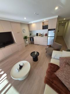 Cosy CBD 1 Bedroom Apartment - 1
