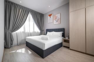 Cozy 1BR I Sky Infinity Pool I Near Queensbay & Airport - 5