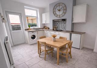 Peak View Terrace 2BR in Buxton, Peak District with Parking - 3