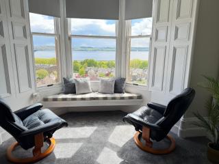 Prime Dundee West End 3BR Apartment, Stunning River Views, Sleeps 6 - 8