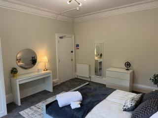 Prime Dundee West End 3BR Apartment, Stunning River Views, Sleeps 6 - 9