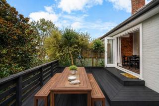 Peaceful Retreat in Hamilton East - By Superior Stays - 7