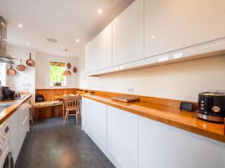 Stylish Reverse-Level Retreat for couples - 1