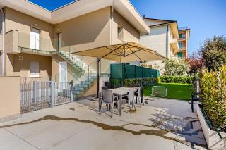 Elegant apartment with large garden and parking - 0