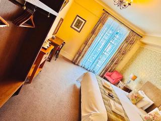 George Hotel & Granary - 1