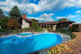 Elegant Family Villa with a Pool & Garden Oasis - 0