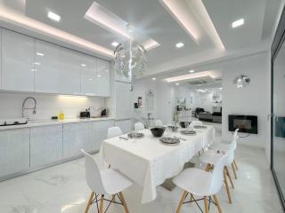 6 Bed Villa - Sleeps 15 - Pets - Pool - Jacuzzi - 5