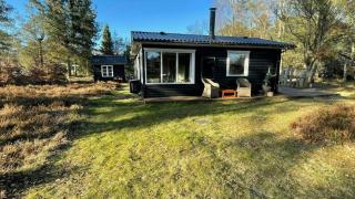 Black Wooden House Close To The Water - 8
