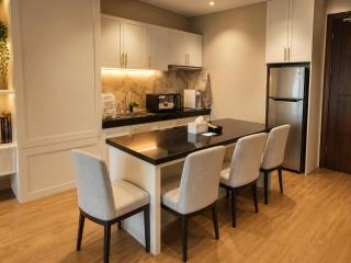 Spacious Modern 2BR Vasaka Reiz Condo City Center - 6