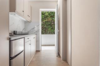 Yiannis Studio 6 - 1