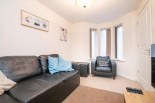 6 bed house with free secure parking & 3 bathrooms - 5