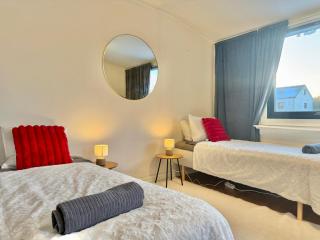 Workers and Family Homes 4BR House, 7 Beds, Free Parking & Garage Near Volvo - 0