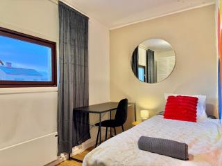 Workers and Family Homes 4BR House, 7 Beds, Free Parking & Garage Near Volvo - 9