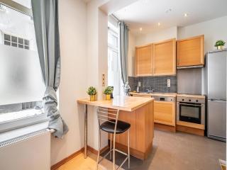 Lively City Getaway for 10 Near Meir - Anvers - 4