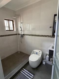 Comfortable 2BR Home in Lashibi - 7