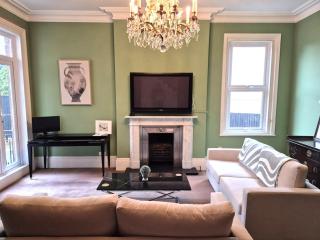 Spacious Cheltenham Home for 8, Garden & Parking - 7