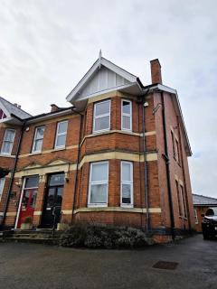 Spacious Cheltenham Home for 8, Garden & Parking - 2