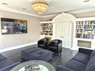 Spacious Cheltenham Home for 8, Garden & Parking - 5