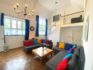 Skool House Retreat - 9 bedroom option - 9